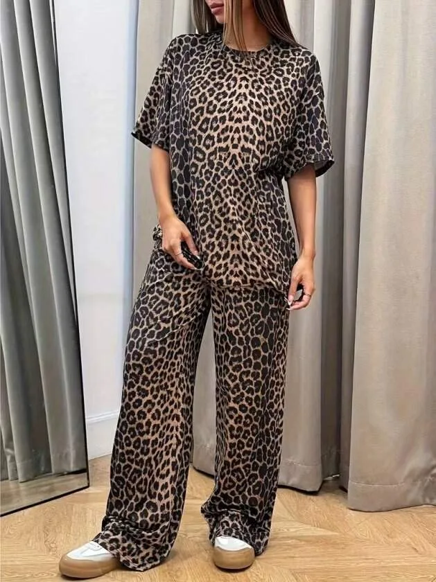 Kadın Kısa Kollu Bisiklet Yaka İki İplik Leopar Desenli Bluz Ve Pantolon İkili Takım