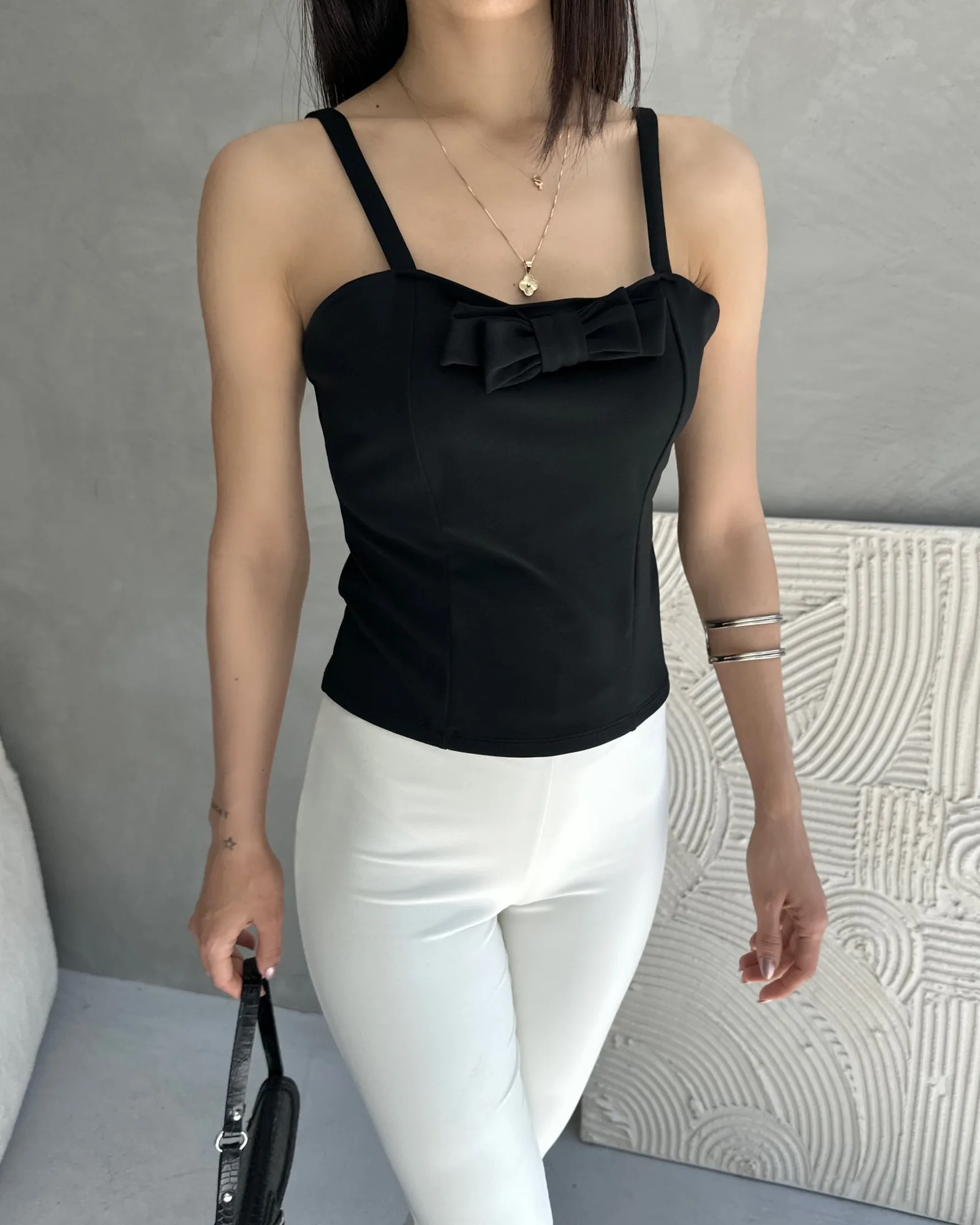 İp Askılı Yakası Fiyonk Detaylı Crep Bluz - SİYAH – Siyah, S