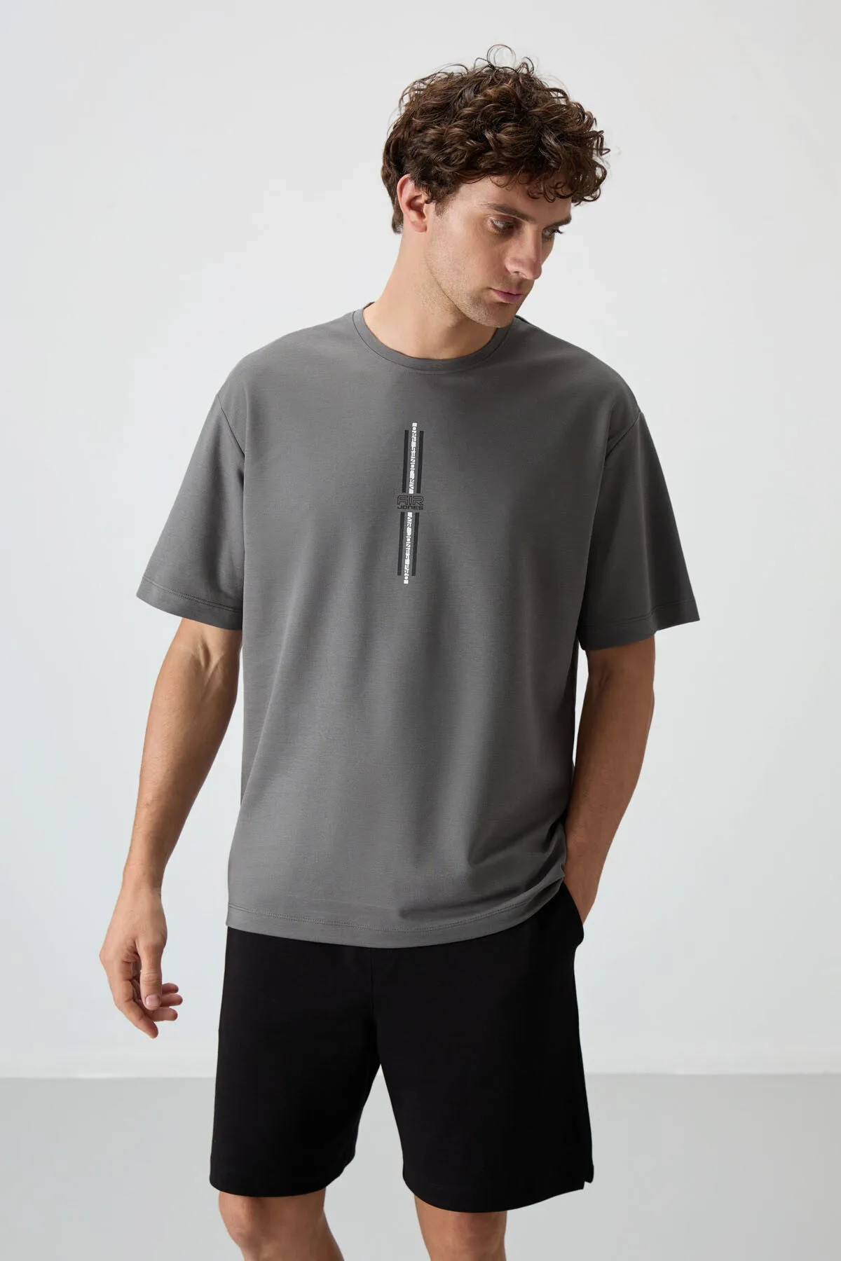 Koyu Gri Pamuklu Kalın Yüzeyi Dokulu Oversize Fit Baskılı Erkek T-Shirt - 88366 - Koyu gri – Koyu Gri, S