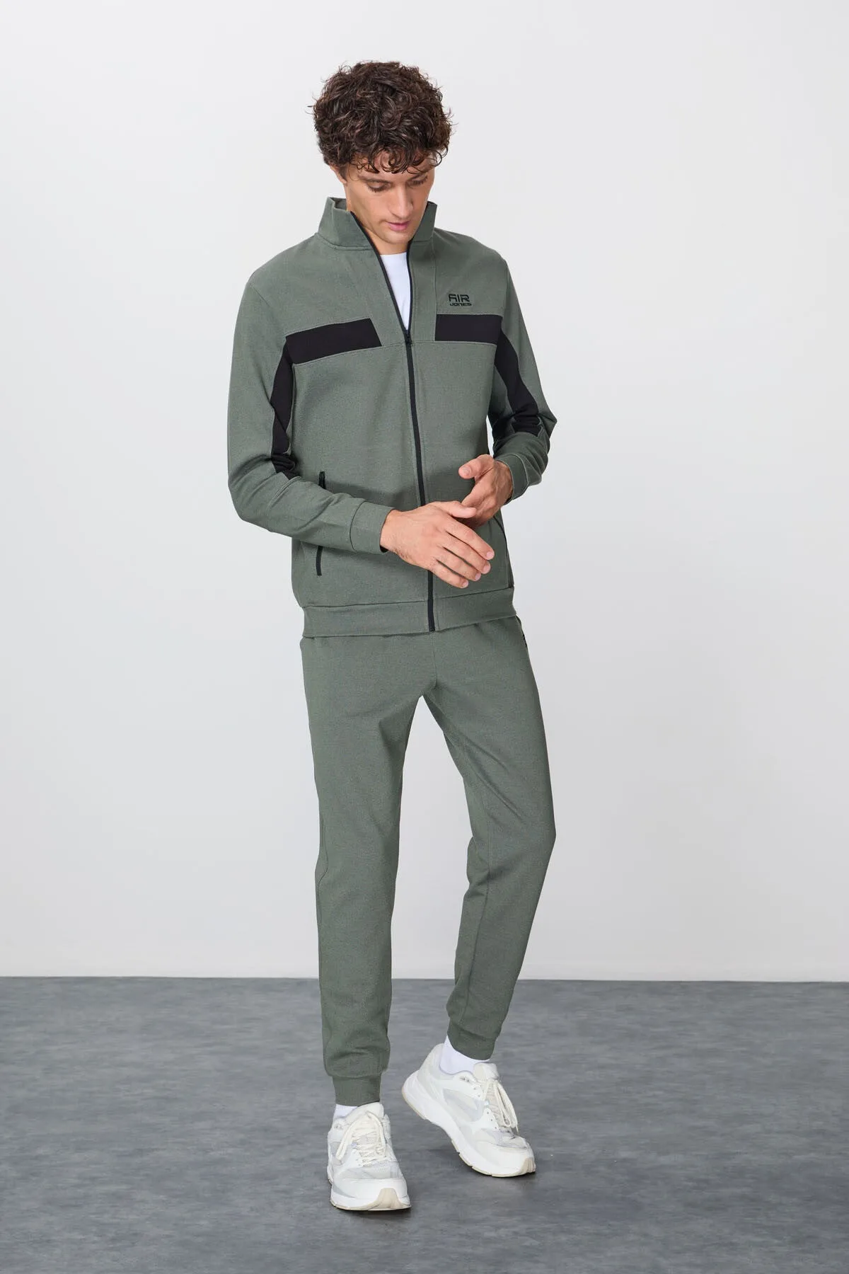 Haki Yüzeyi Dokulu Standart Fit Nakışlı Erkek Eşofman Takım - 85248 - Haki/haki – Haki, S