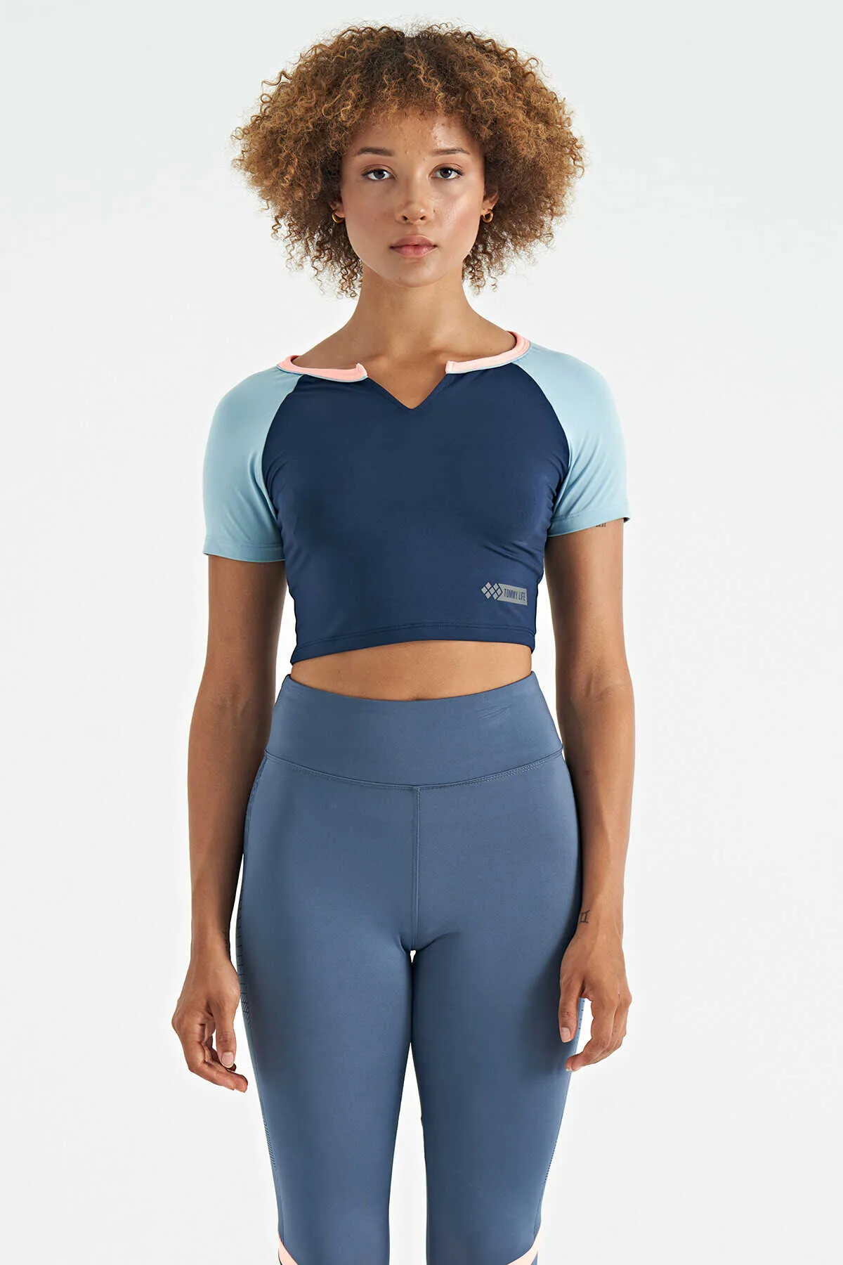Tommylife Toptan İndigo Renk Bloklu Logo Baskılı O Yaka Dar Kalıp Kadın Crop T-Shirt - 97270 - İNDİGO – İndigo, S
