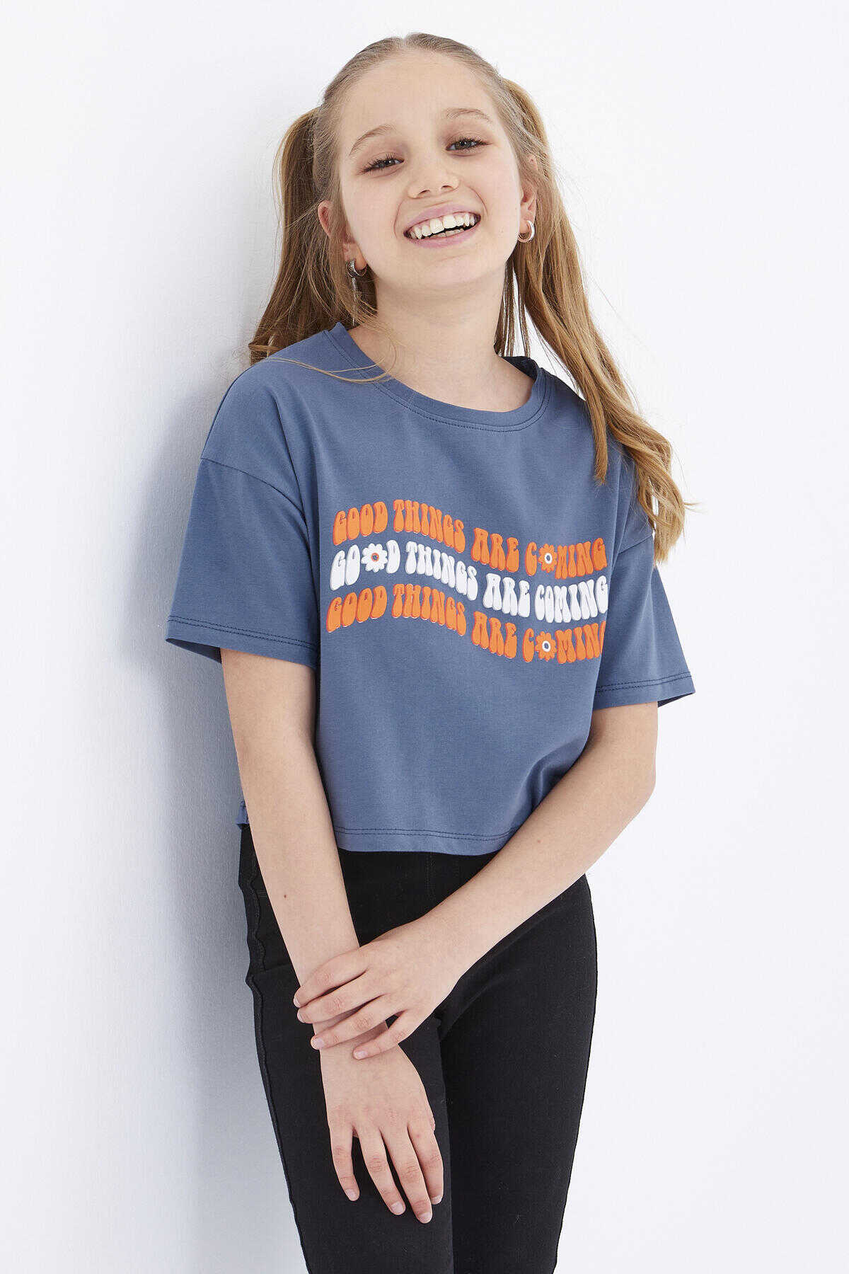 Tommylife Toptan Petrol Oversize Renkli Yazı Baskılı Düşük Omuz O Yaka Kız Çocuk Crop T-Shirt - 75038 - PETROL