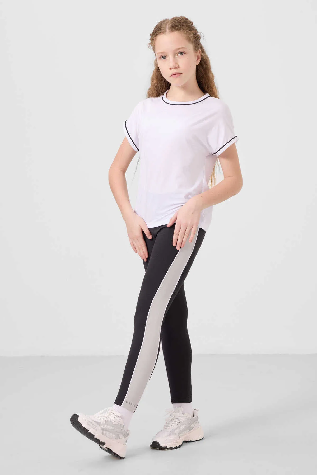 Tommylife Toptan O Yaka Yan Şerit Detaylı Standart Fit Performans Kız Çocuk Tayt Takım 75191 Beyaz Siyah - Beyaz/Sıyah – Beyaz, 7-8