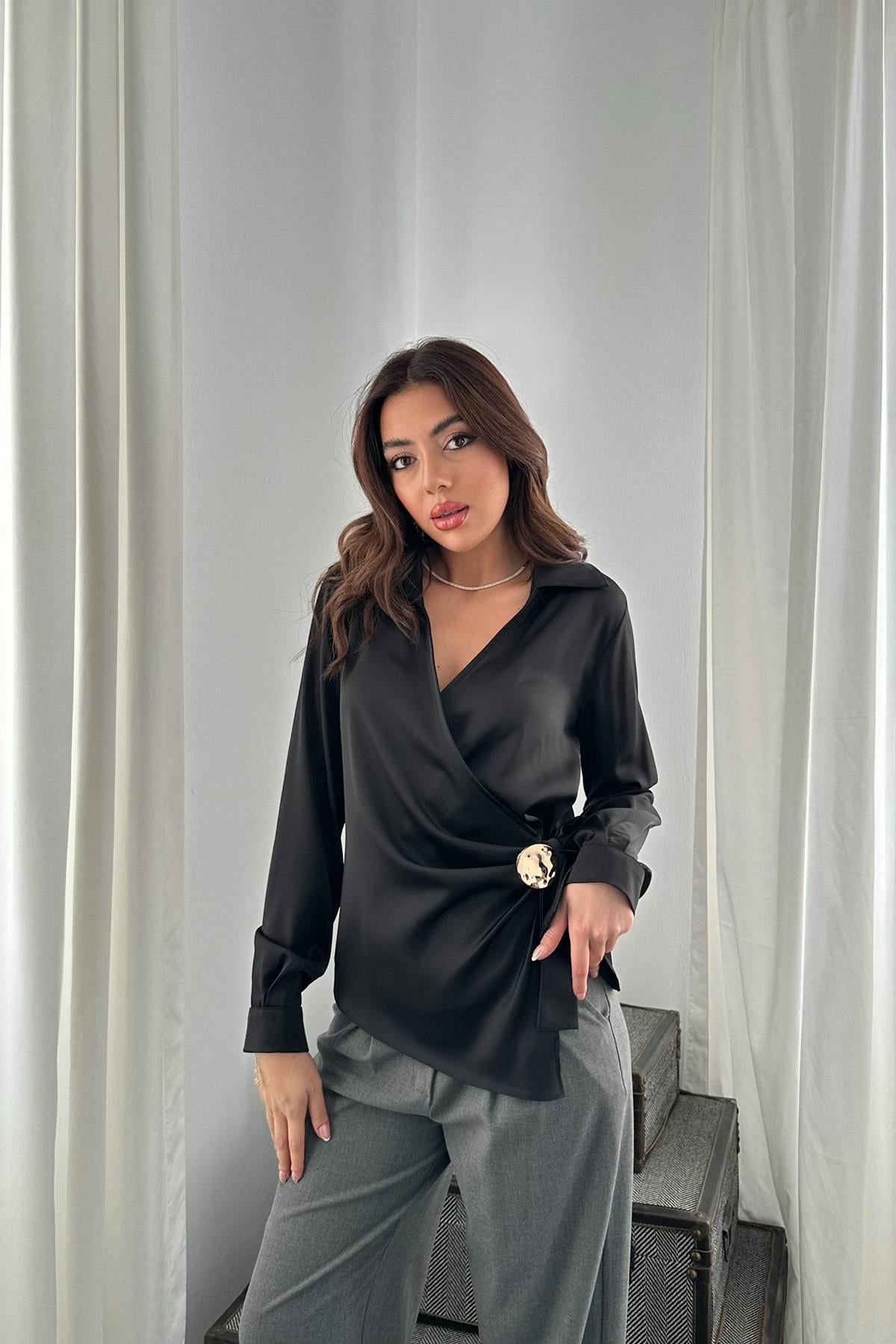 Siyah Düğme Detaylı Saten Bluz - Siyah