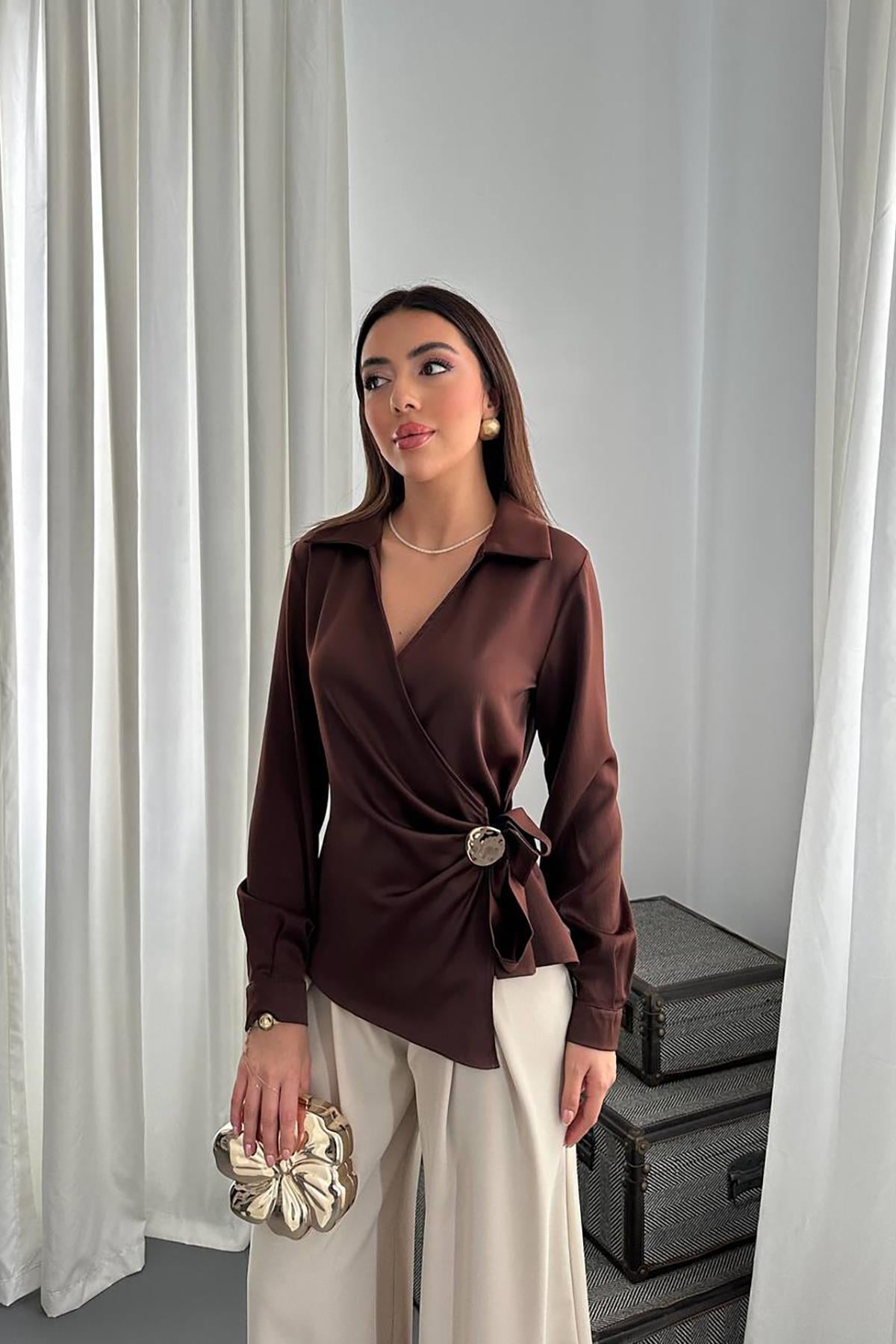 Kahverengi Düğme Detaylı Saten Bluz - Kahverengi