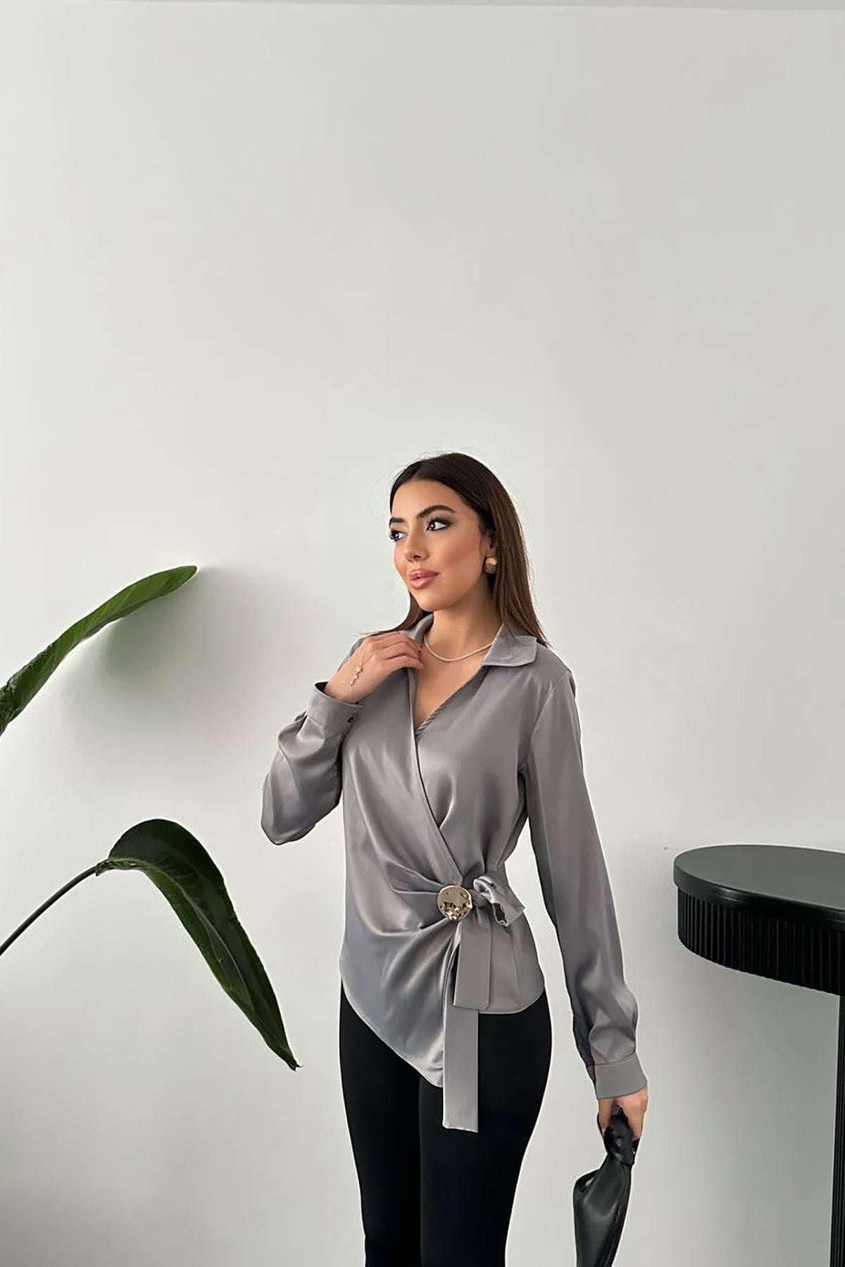 Gri Düğme Detaylı Saten Bluz - Gri